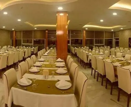 Grand Bayar 酒店 4*